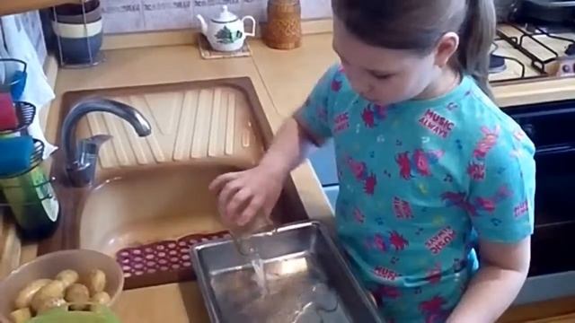 Готовим вместе с внучкой! Курица с картошкой в духовке! смотреть онлайн