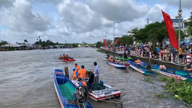 Đang chạy cano động cơ bất ngờ nổ cái bùm lúc diễu hành hội Du Lịch Sinh Thái Phong Điền Cần Thơ смотреть онлайн