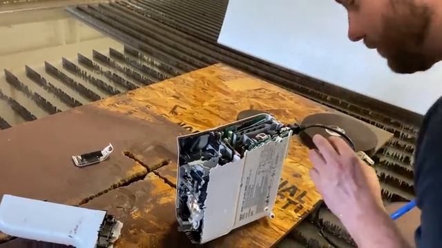 Projectors Cut in Half! LCD vs DLP Projector Waterjet Channel смотреть онлайн