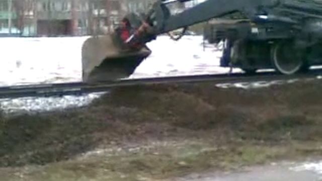 Подготовка балласта к шпальной решётке на 387 км в Даугавпилсе смотреть онлайн