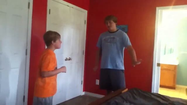 Mystery Man Eats Wii Game смотреть онлайн