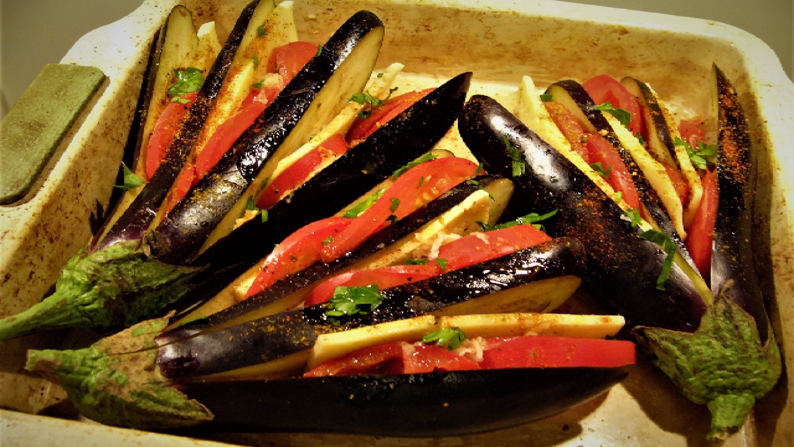 Запекаем баклажаны гармошкой с помидорами и сыром.. смотреть онлайн