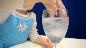 ХОЛОДНОЕ СЕРДЦЕ Эльза учит МГНОВЕННОЙ заморозки воды и снежный пес Эльзы