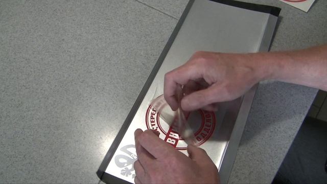 Наклеивание виниловых наклеек - одна без фона, другая на прозрачной плёнке смотреть онлайн