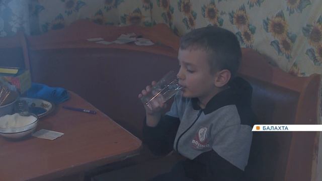 Жителям Балахты в качестве питьевой привозят грязную воду с душком смотреть онлайн