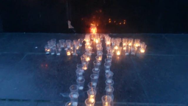 04 05 29 Вечер Горят поминальные свечи и лампадки смотреть онлайн