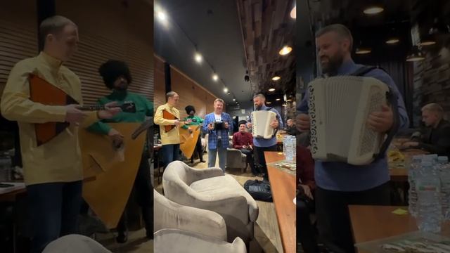 Перед выходом на сцену.