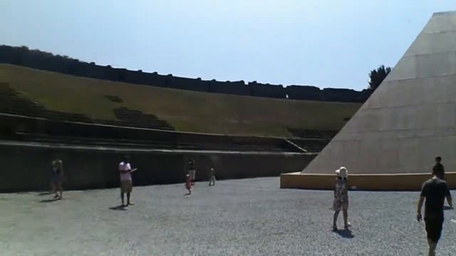 Pompeje, Włochy, Amfiteatr, muzeum oraz wejście uliczką Via di Castricio, Pompeii, Italy. смотреть онлайн