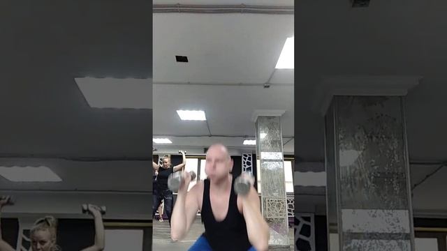 Приседания с гантелями. Фитнес. Гантели. Силовой тренинг. Развитие силы и выносливости. Жим гантель смотреть онлайн