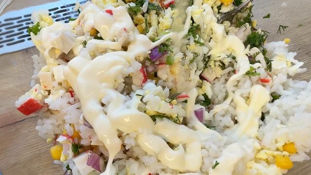 Салат из детства! Кукуруза+крабовые палочки +рис+яйца смотреть онлайн