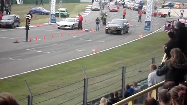DAF 2011 - Shoot out - Mercedes SLS AMG vs. Audi Q7 V12 TDI смотреть онлайн