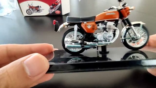 Honda CB750 Four 1:24 scale model motorcycle смотреть онлайн