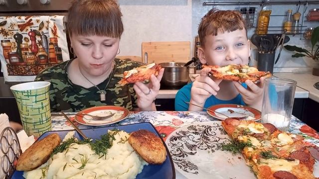 Мукбанг Котлеты с Пюрешкой Домашняя пицца ? на лаваше/Отвечаем на вопросы смотреть онлайн