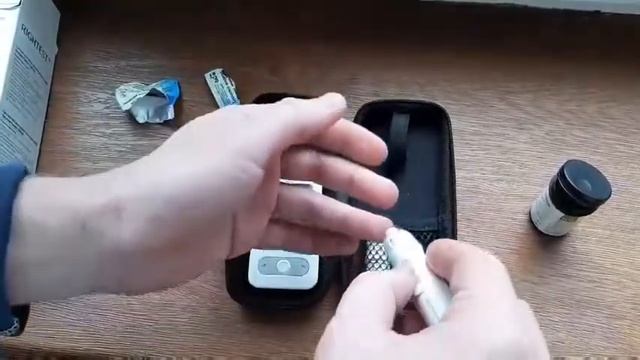 Як користуватись глюкометром та виміряти цукор. Покрокова інструкція смотреть онлайн