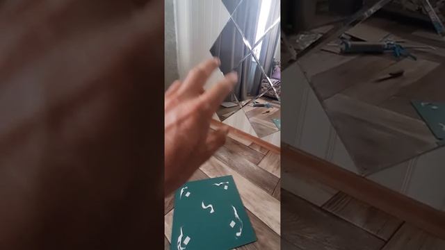 Зеркальная плитка на обоях