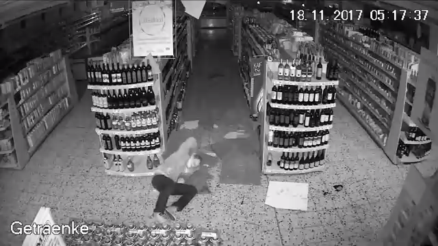 Ограбление магазина в Германии смотреть онлайн