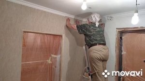 Поклейка обоев над дверью , двойная  подрезка кромок