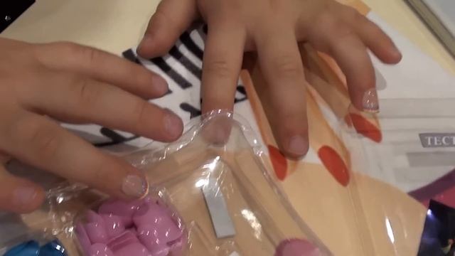 Маникюр для девочек Mavala. Ксюша впервые делает маникюр. смотреть онлайн