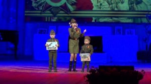 2015.05.09. "Рисуют мальчики войну". Диана Анкудинова,  Артур(5 лет) и Ильдар (2 года).