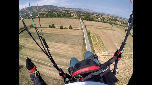 посадка в Македонии за Иваньевцами в термичку |paragliding landing in Macedonia смотреть онлайн