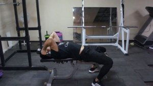 Разгибания рук с гантелями лёжа на скамье