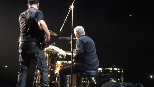 Bass Solo/Drum Battle - Queen + Adam Lambert - Live At Mediolanum Forum, Milano смотреть онлайн