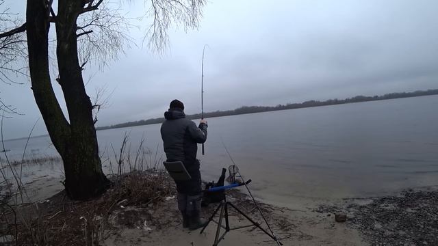 Весняний ЛЯЩ ІДЕ на Дніпрі❗ КАРАСЬ МОНСТР хотів зламати фідер🎣 смотреть онлайн