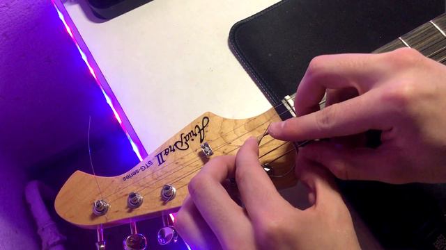 КАК ПОМЕНЯТЬ СТРУНЫ НА ЭЛЕКТРОГИТАРЕ??? С ТРЕМОЛО!!! смотреть онлайн