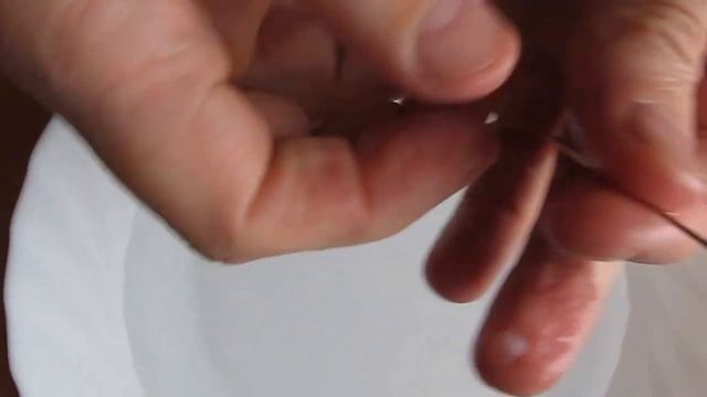 Металлическая иголка плавает в воде. смотреть онлайн