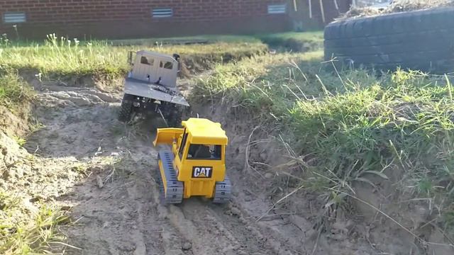 Mercedes Zetros 4x4 hauls heavy Caterpillar Bulldozer and breaks down! смотреть онлайн