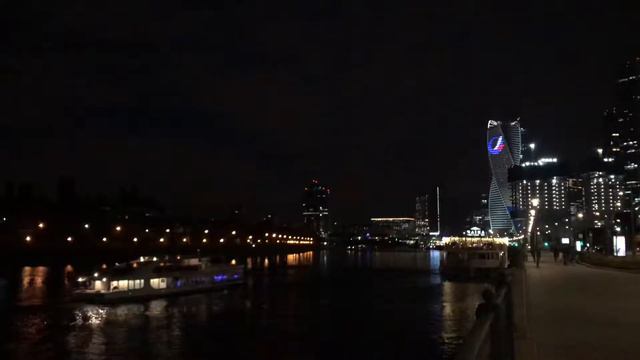 Москва-река и небоскрёбы Делового центра Москва-Сити смотреть онлайн