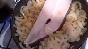 РЫБА ЗУБАТКА В СМЕТАННО- ЛУКОВОМ СОУСЕ ЗА 15 МИНУТ.