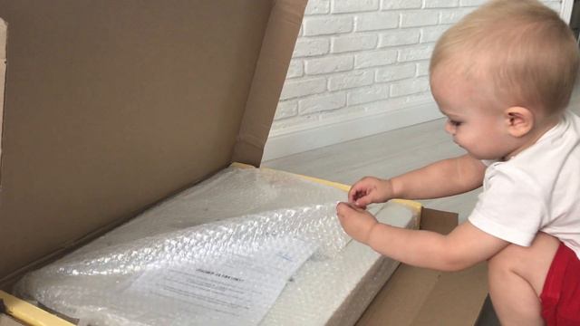Малыш Саша - показывает что купил Папа. смотреть онлайн