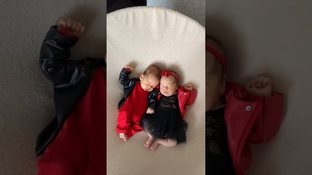 Рок образы для королевской двойни. Newborn. Фотосессия новорождённого. смотреть онлайн