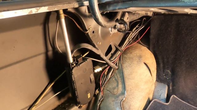 W126 Mercedes Sliding Roof Repair and Maintenance Part 2 - Motor Removal смотреть онлайн