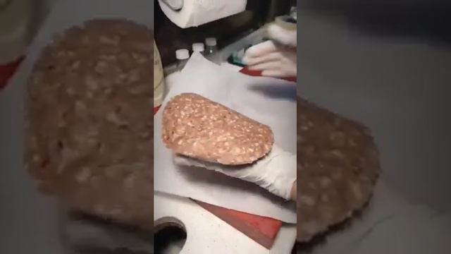 Это МЕГА СЫРНЫЙ БУРГЕР! Как ПРИГОТОВИТЬ бургер? КАК ПРИГОТОВИТЬ СОЧНЫЙ БУРГЕР? смотреть онлайн