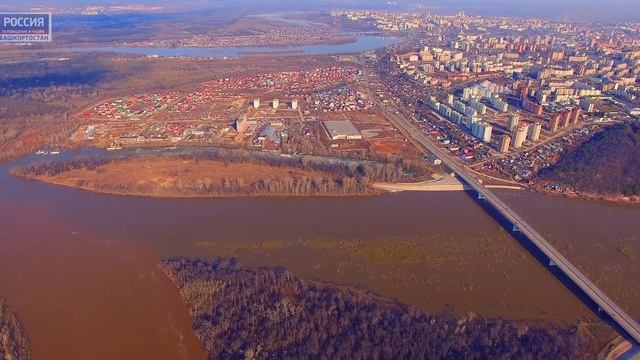 Место слияние рек Белая и Уфа, половодье - 4K смотреть онлайн