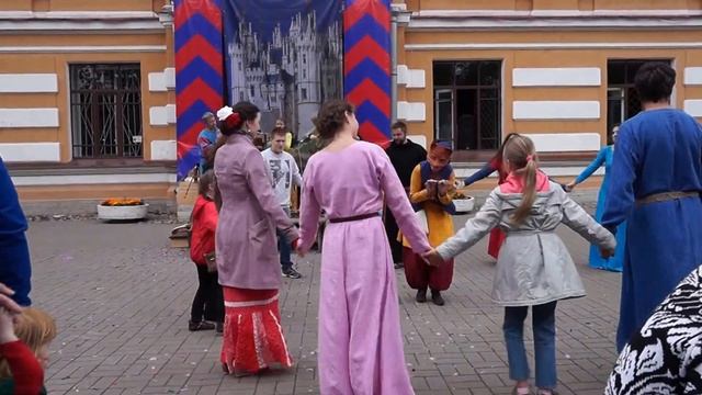 Средневековый танец на Дне города в Петергофе 11.07.2015 смотреть онлайн