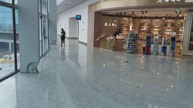 Аэропорт в Гуанчжоу (Китай), наш стыковочный рейс перед отправкой на Бали смотреть онлайн