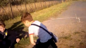 играем в бутылочку в которой надо целоваться с одноклассниками