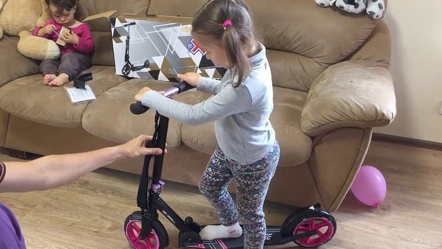 Катя и папа собирают первый самокат DEGREE NEW EXPLORE 205MM SCOOTER обзор смотреть онлайн