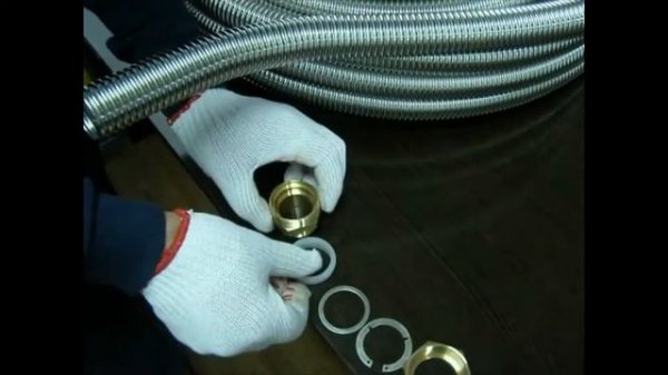 Нержавеющие гофротрубы, резка и монтаж фитинга