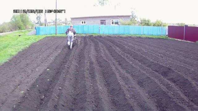Посадка картофеля (нарезка борозд) - Угра (НМБ-1М23).avi смотреть онлайн