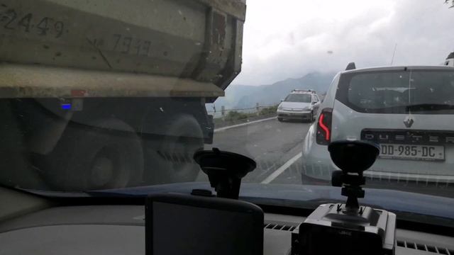 Из Грузии в Россию! Стоим в пробке в Дарьяльском ущелье смотреть онлайн