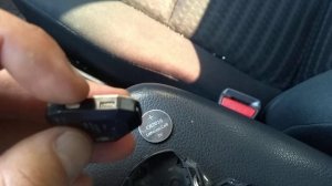 Замена батарейки в ключе Toyota Corolla.
