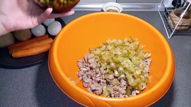 Салат с куриной печенью. Готовьте сразу побольше! смотреть онлайн