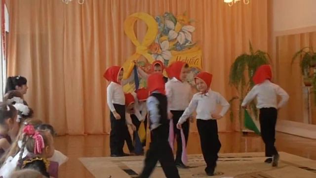Мальчишки зажигают в детском саду в день 8 Марта. смотреть онлайн