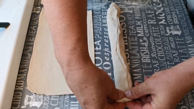 Просто натритете колбасу на тёрке и приготовьте выпечку без особого труда.