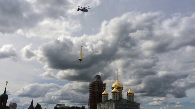 Установка шпиля на колокольню Тульского кремля с помощью вертолета. 26.06.2014 смотреть онлайн