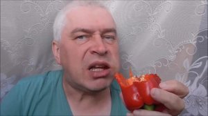 Геннадий Горин кушает болгарский перец